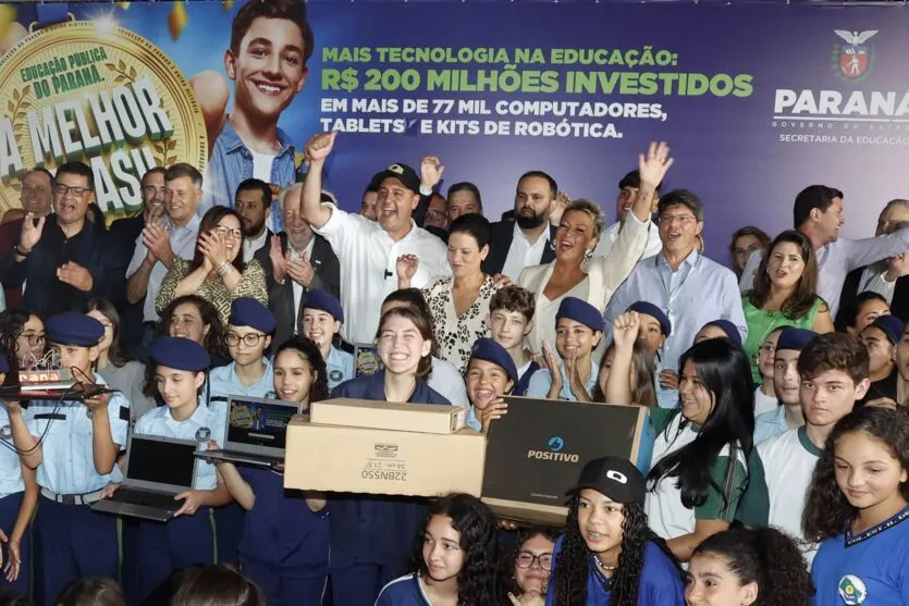 Estado distribui 77 mil novos equipamentos de informática e kits de robótica para escolas. São novos computadores e notebooks, além de kits de robótica, que somam um investimento de aproximadamente R$ 200 milhões do Governo do Estado. Governador Ratinho Junior destacou que em 2023 serão realizados novos investimentos para manutenção da educação em primeiro lugar.