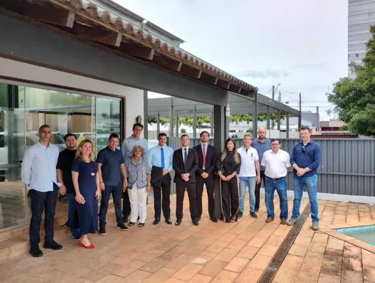 O delegado chefe, Maurício de Oliveira Camargo, recebeu os novos colegas de trabalho.