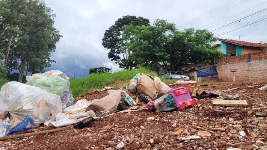 O local é um fundo de vale, localizado no final da Rua Loro Verde