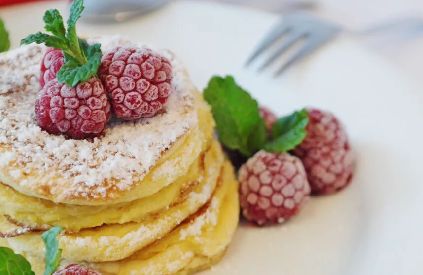 Panqueca pode ser servida com mel, frutas e caldas doces