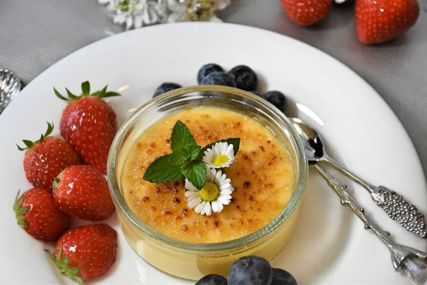 Você pode servir com frutas para equilibrar o sabor