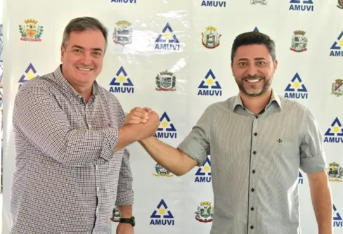 Imagem descritiva da notícia Amuvi empossa nova diretoria