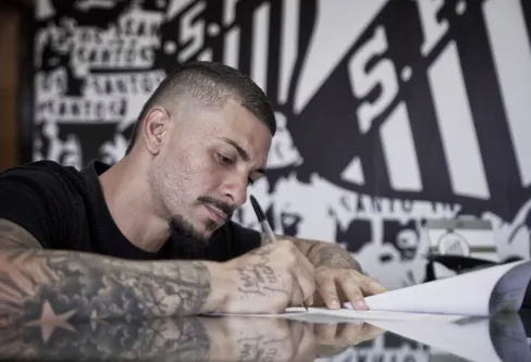 Imagem descritiva da notícia Após Lucas Lima, Santos oficializa o retorno
do volante Alison: “O capitão está de volta”