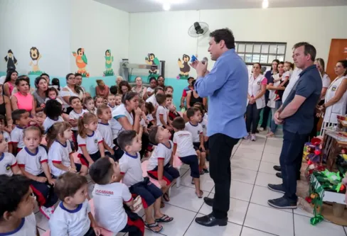 Imagem descritiva da notícia Apucarana faz entrega de uniformes e materiais didáticos para 12 mil alunos