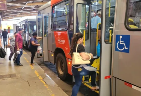 Imagem descritiva da notícia Apucarana reajusta preço da passagem do transporte coletivo e aumenta subsídio da VAL