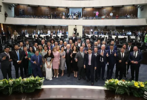 Imagem descritiva da notícia Assembleia Legislativa empossa
54 deputados eleitos em outubro