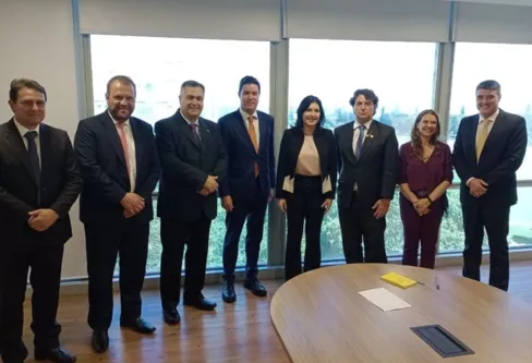Imagem descritiva da notícia Com deputado Beto Preto, prefeito 
faz pedidos de Apucarana em Brasília