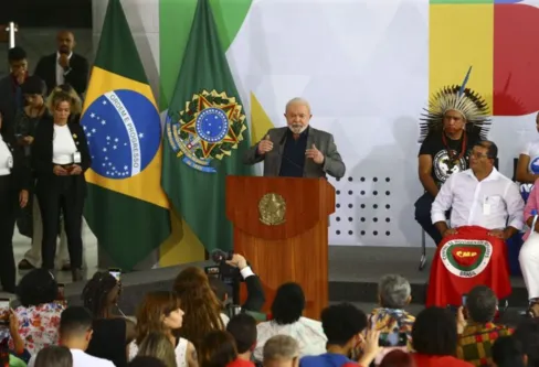 Imagem descritiva da notícia Lula cria conselho de movimentos sociais