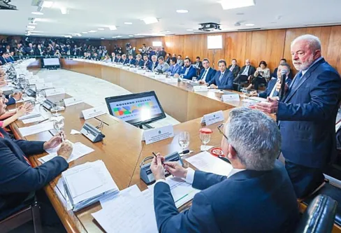 Imagem descritiva da notícia Lula e governadores assinam 
carta em defesa da democracia