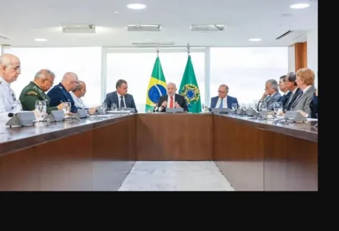 Imagem descritiva da notícia Lula tenta conquistar confiança do comando das Forças Armadas