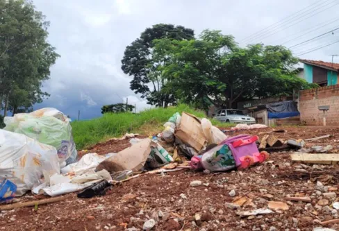 Imagem descritiva da notícia Descarte irregular de lixo prejudica moradores de bairro de Arapongas