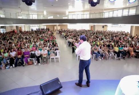 Imagem descritiva da notícia Professores passam por capacitação para o início das aulas em Apucarana
