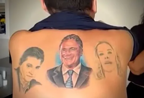 Imagem descritiva da notícia Senador Kajuru faz tatuagem de Alvaro Dias nas costas