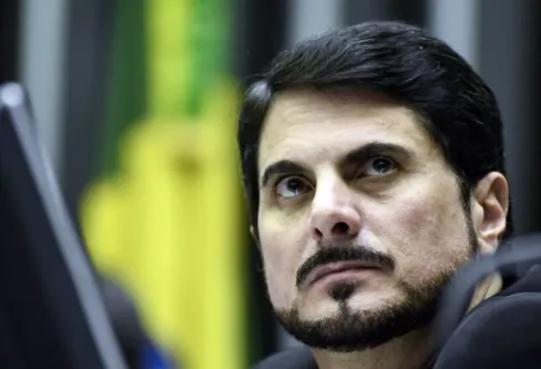 Imagem descritiva da notícia Senador muda sua versão sobre suposto ato para destituir Lula