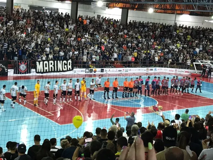 A partida começou às 20h