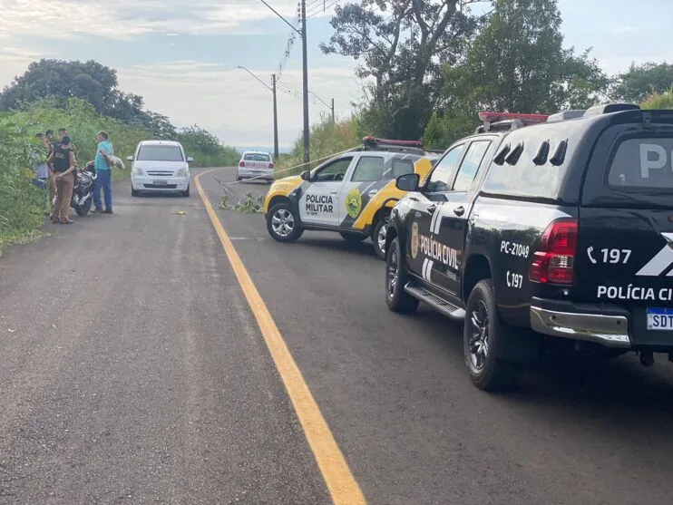 A princípio, pelo menos dois tiros atingiram o homem