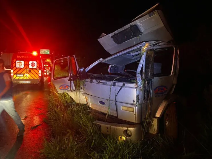 Imagem descritiva da notícia Caminhoneiro morre em acidente na BR-376 em Cambira