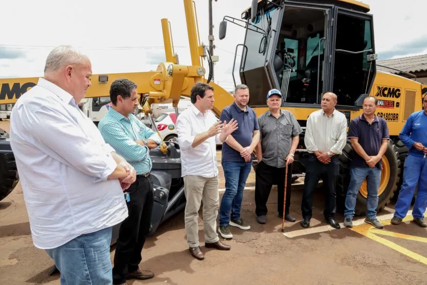O equipamento foi entregue em ato realizado no pátio de máquinas de Apucarana