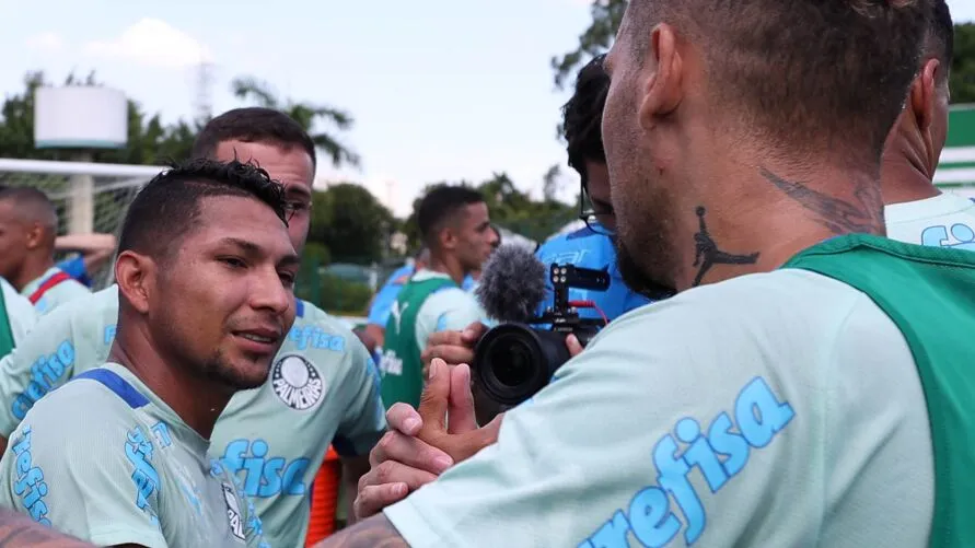 O jogador Rony, da SE Palmeiras, recebe os cumprimentos dos companheiros de equipe pela convocação para a Seleção Brasileira, após treinamento, na Academia de Futebol. (Foto: Cesar Greco/Palmeiras/by Canon)