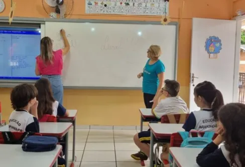 Imagem descritiva da notícia Arapongas investe mais de R$ 3 milhões em lousas digitais para rede municipal