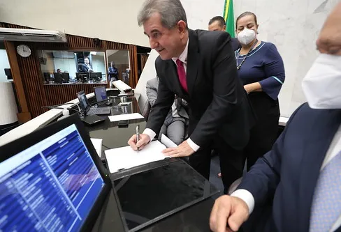 Imagem descritiva da notícia Bazana retoma cadeira 
de deputado na Assembleia Legislativa do Paraná