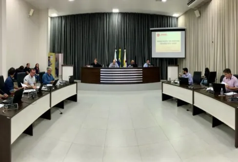Imagem descritiva da notícia Câmara de Apucarana aprova extinção de cargos