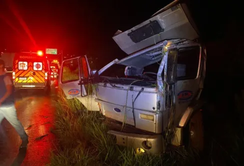 Imagem descritiva da notícia Caminhoneiro morre em acidente na BR-376 em Cambira