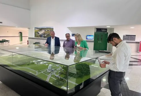 Imagem descritiva da notícia Carlos Gil busca soluções tecnológicas para Ivaiporã