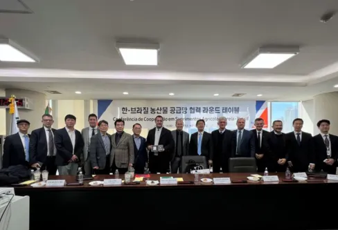 Imagem descritiva da notícia Carlos Gil conhece novas tecnologias do agronegócio na Coreia do Sul