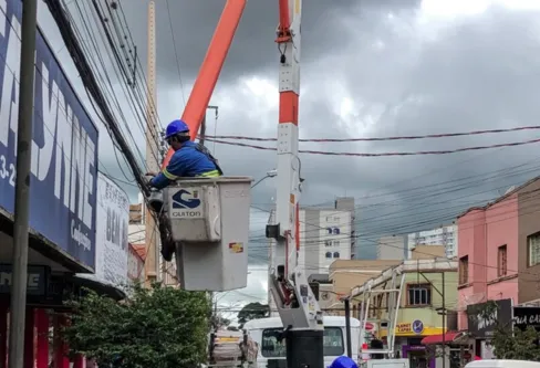 Imagem descritiva da notícia Copel vai multar operadoras que não retiraram fios soltos
