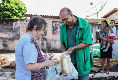 Imagem descritiva da notícia Feira Verde aumenta número de atendidos, apesar da chuva