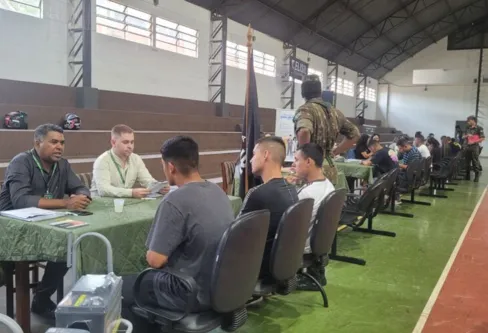 Imagem descritiva da notícia Feirão do emprego
atende ex-militares do Exército em Apucarana