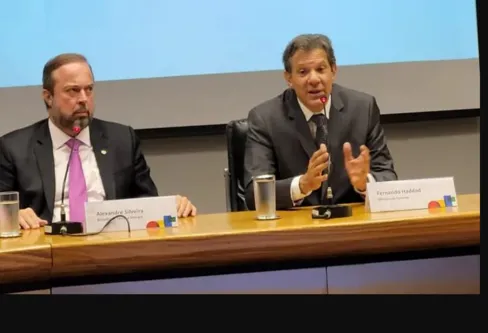 Imagem descritiva da notícia Governo anuncia imposto de R$ 0,47 na gasolina 
e R$ 0,02 para etanol