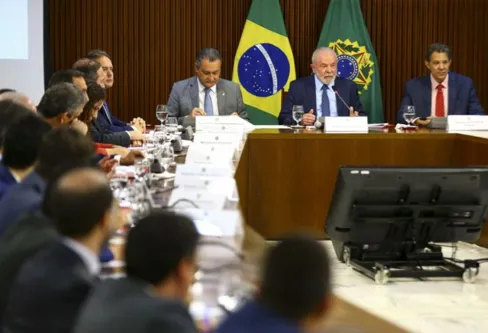 Imagem descritiva da notícia Lula exige eficiência da equipe ministerial