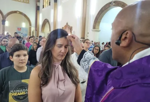 Imagem descritiva da notícia Missa de cinzas lota Catedral e marca início da quaresma