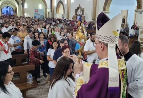 Imagem descritiva da notícia Missa de cinzas lota Catedral e marca início da quaresma