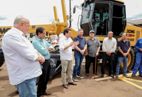 Imagem descritiva da notícia Apucarana entrega nova motoniveladora e anuncia força-tarefa nas estradas rurais