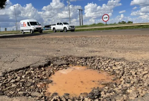 Imagem descritiva da notícia Pedágio indefinido e rodovias 
em condições precárias na região