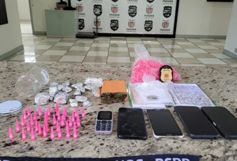 Imagem descritiva da notícia Polícia prende 4 e encontra drogas em ação de investigação