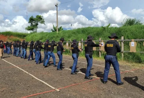 Imagem descritiva da notícia Policiais em formação participam de curso de tiro em Apucarana