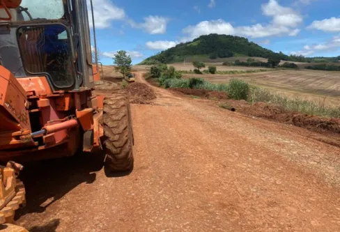 Imagem descritiva da notícia Prefeitura anuncia recuperação de “pontos críticos’ 
nas estradas rurais