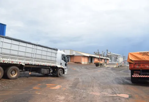 Imagem descritiva da notícia Problemas na BR-277 afetam escoamento da safra de soja na região