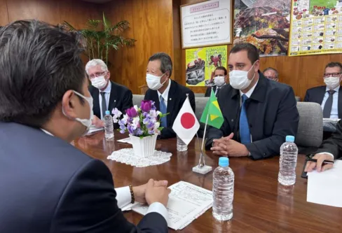 Imagem descritiva da notícia Ratinho Jr. apresenta Paraná ao ministro da Agricultura do Japão