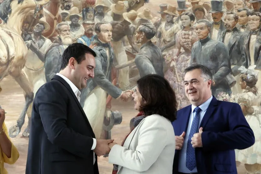 Governador do Paraná Carlos Massa Ratinho Junior,  recebeu a ministra da Saúde, Nísia Trindade no Palácio Iguaçu em Curitiba. também participaram da reunião o secretário de saúde Cesar Neves,  deputados Federal Beto Preto e Zeca Dirceu e a deputada estadual Marcia Huçulak.