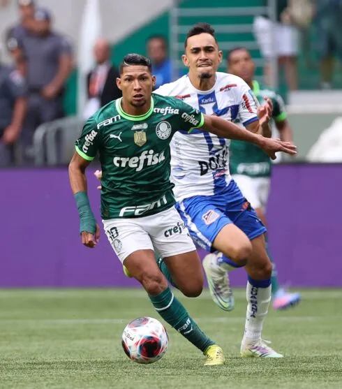 O jogador Rony, da SE Palmeiras, disputa bola com o jogador do EC Água Santa, durante partida válida pela final, volta, do Campeonato Paulista, Série A1, na arena Allianz Parque. (Foto: Cesar Greco/Palmeiras/by Canon)