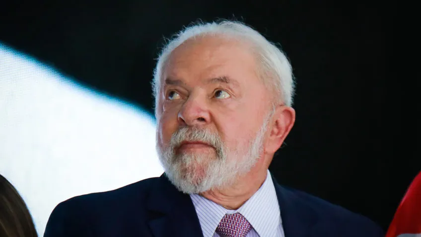 Presidente Lula da Silva participa da cerimonia do lançamento do novo pacote de medidas pela igualdade racial no país. O evento será no Palácio do Planalto, com a presença da ministra Anielle Franco (Igualdade Racial). Ao todo, foram 6 novas medidas que têm como objetivo reduzir a desigualdade racial, a valorização dos povos negros e quilombolas, além da queda no índice de violências e homicídios contra jovens negros no país, onde celebraram os 20 anos das políticas de igualdade racial no Brasil, a partir da criação da Secretaria Especial de Políticas de Promoção da Igualdade Racial, no 1º governo Lula, em 2003, até o atual Ministério da Igualdade Racial. Sérgio Lima/Poder360 21.mar.2023