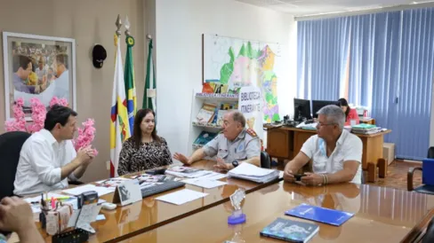Imagem descritiva da notícia Apucarana estuda proposta de escola cívico-militar