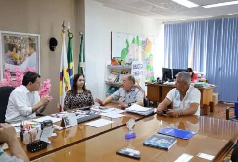 Imagem descritiva da notícia Apucarana estuda proposta de escola cívico-militar