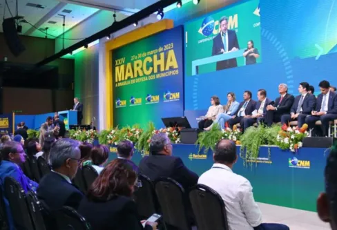 Imagem descritiva da notícia Arthur Lira promete apoio financeiro aos prefeitos para piso da enfermagem