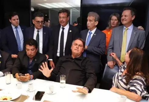 Imagem descritiva da notícia Bolsonaro volta ao País prometendo forte oposição